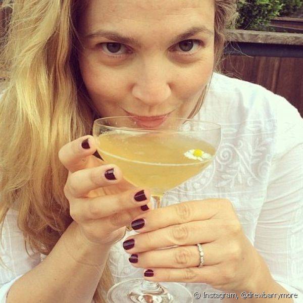 Em seu Instagram, a atriz exibiu unhas pintadas de vinho 